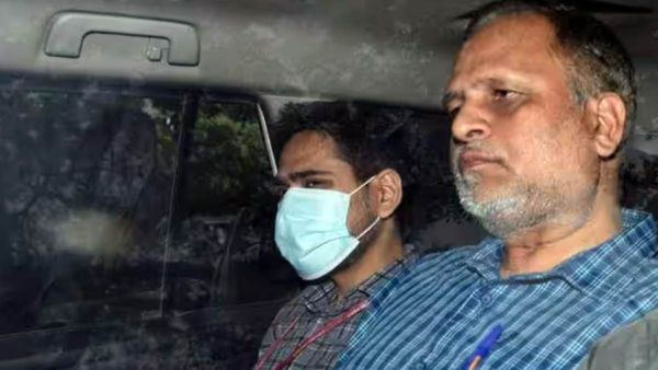 திகார் சிறையில் வழுக்கி விழுந்த ஆம்ஆத்மி மாஜி அமைச்சர் சத்யேந்திர ஜெயின்.. மருத்துவமனையில் அனுமதி