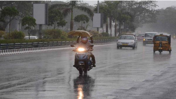 மதுரையில் இடி மின்னலுடன் கொட்டித்தீர்த்த கனமழை..சாலைகளில் பெருகிய வெள்ளம்