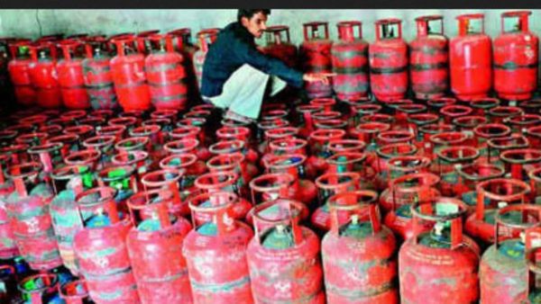 கேஸ் சிலிண்டர்.. புக்கிங்கில் இந்த விஷயத்தை மிஸ் பண்ணாதீங்க.. நெருக்கடியை சந்திக்கும் இல்லத்தரசிகள்