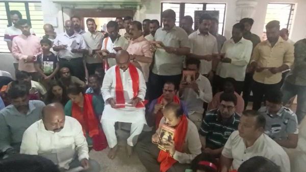 நாளை வாக்குப்பதிவு.. ஆஞ்சநேயர் கோவிலுக்கு சென்று கோஷமிட்ட கர்நாடகா முதல்வர்.. மத ரீதியாக பிரச்சாரம்?