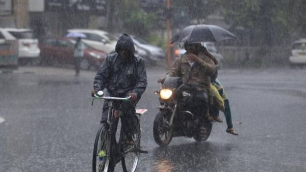 அடி வெளுக்கப்போகுது மழை..வெயிலடிக்குதுன்னு அசால்டா இருக்காதீங்க..காயப்போட்ட துணி கவனம்