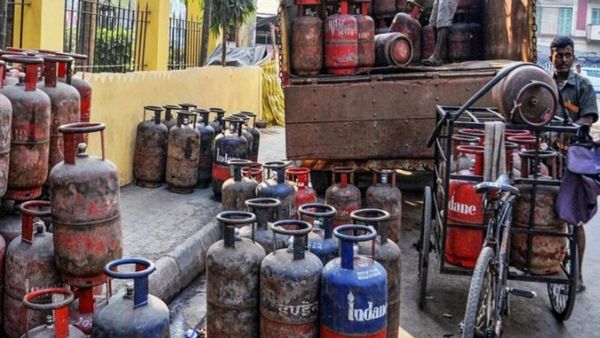 வணிக பயன்பாடு கேஸ் சிலிண்டர் விலை அதிரடியாக குறைந்தது.. எவ்வளவு தெரியுமா?