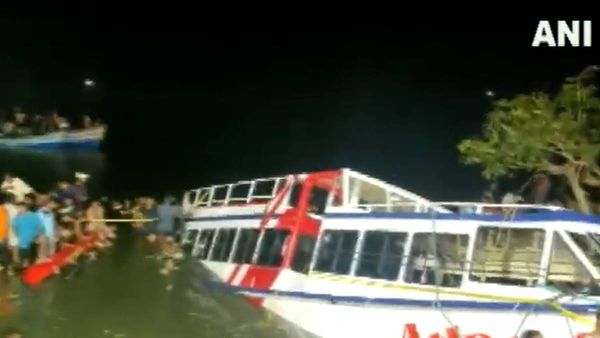 அந்த நொடி.. திடீரென படகு ஆட.. மேலே பதறி ஓடிய குழந்தைகள்! கேரளாவில் படகு மூழ்கிய போது.. நடந்தது என்ன?