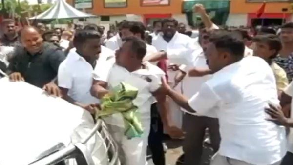 நடுரோட்டில்.. தாவிதாவி தாக்கி கொண்ட திமுகவினர்.. நெல்லையில் அமைச்சர் துரை முருகன் கண்முன்னே மோதல்