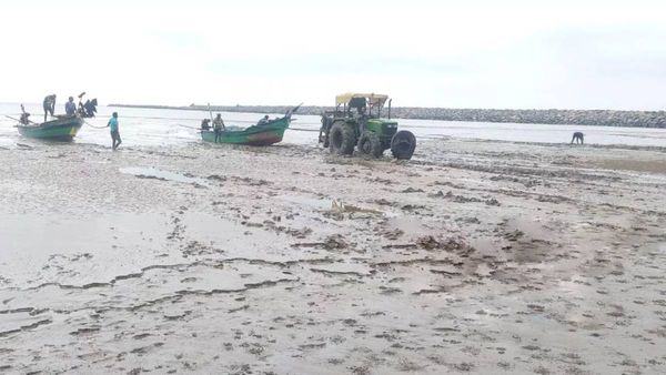 மிரட்டும் போலயே.. நாகையில் எதிரொலித்த மோக்கா புயல் வேகம்.. திடீரென 500 அடி தூரம் உள்வாங்கிய கடல்!