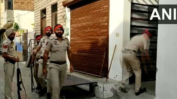 பஞ்சாப் பயங்கரவாதிகள்- நிழல் உலக தாதாக்கள் தொடர்பு- 6 மாநிலங்களில் 100 இடங்களில் NIA அதிரடி ரெய்டு