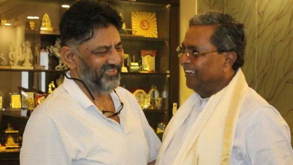 டெல்லியில் ட்விஸ்ட்.. ஒரே காரில் சித்தராமையா-டிகே சிவக்குமார்! புயலுக்கு பின் அமைதி! என்ன நடந்தது?