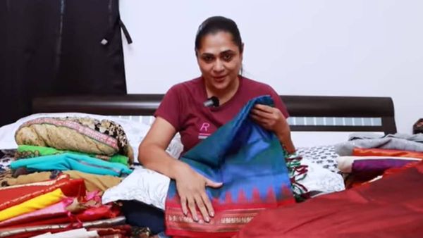 கயல் சீரியல் வில்லியிடம் இத்தனை புடவைகளா? ப்ளூ கலர் பட்டுப்புடவை ஜெயலலிதா கொடுத்ததாமே!