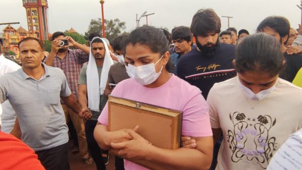 விவசாய சங்க தலைவர் கோரிக்கையை ஏற்று.. பதக்கங்களை கங்கையில் விடும் போராட்டம் ஒத்திவைப்பு