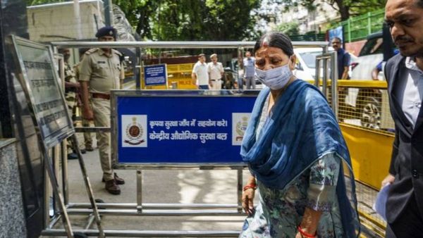 ரயில்வே பணிக்கு நிலம் லஞ்சமாக பெற்ற வழக்கு: ராப்ரி தேவியிடம் 5 மணிநேரம் அமலாக்கப் பிரிவு விசாரணை