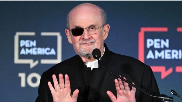 ஒரு கண்ணில் பார்வை போய்! ஒரு கை செயலிழந்து.. உயிர்பிழைத்த சல்மான் ருஷ்டி! முதல்முறையாக பொதுவெளியில்!