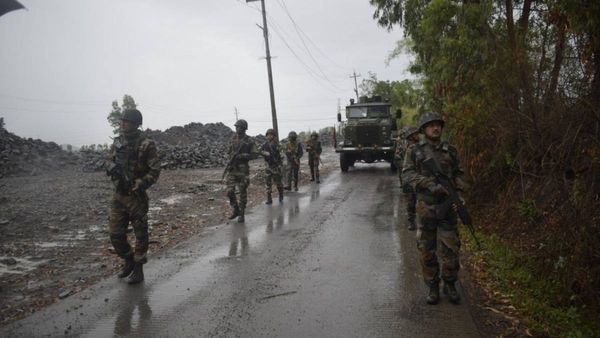 மணிப்பூரில் மீண்டும் வன்முறை- மே 26 வரை செல்போன், இணைய சேவை துண்டிப்பு