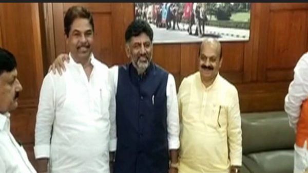 கோமியத்தில் டோஸ்.. எதிரிகளுடனே போஸ்! டிகே சிவகுமார் அருகே யாரு தெரியுதா? குழப்பும் கர்நாடக டிராமா