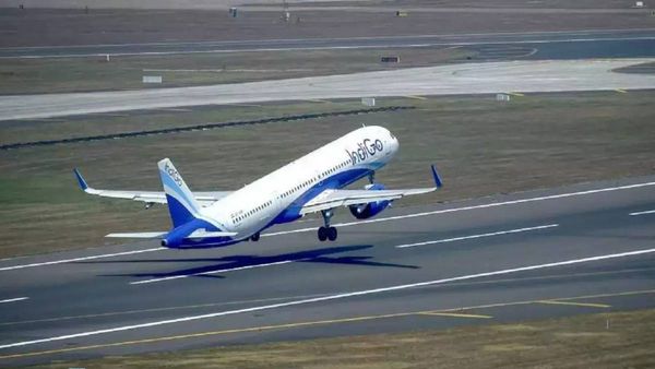 குஜராத் ஏர்போர்ட்டில் அனுமதியின்றி இறங்கிய விமானம்.. அடுத்து நடந்த பகீர் சம்பவம்! பதறிய பயணிகள்!