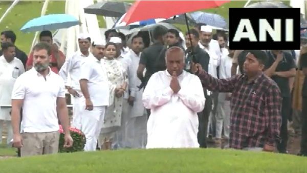 ஜவஹர்லால் நேரு நினைவு நாள்.. மழையில் நனைந்தபடி ராகுல் காந்தி மரியாதை! மல்லிகார்ஜுன கார்கேவுக்கு குடை