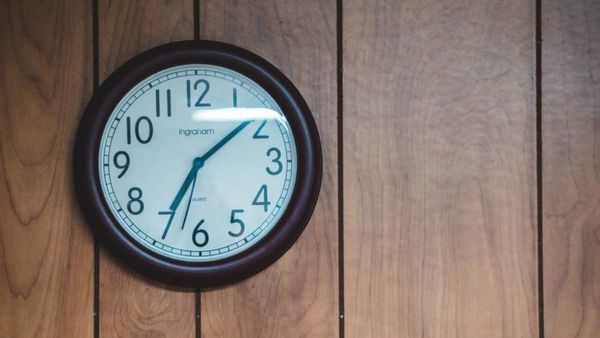 வாஸ்து டிப்ஸ்: இந்த திசையில் மட்டும் கடிகாரத்தை மாட்டாதீர்கள்..நல்ல நேரம் வராமல் போய்விடுமாம்!