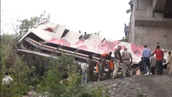 “திக் திக்”.. ஜம்மு காஷ்மீரில் நேர்ந்த துயரம்! மலை பள்ளத்தில் கவிழ்ந்த பேருந்து - 7 பேர் பரிதாப பலி