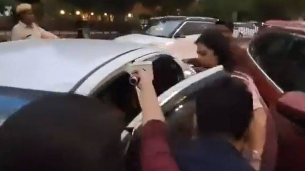 ‛‛வேணாமடா’’.. கேள்வி கேட்ட நிருபர்கள்! திரும்பாமல் தெறித்து ஓடிய மத்திய பெண் அமைச்சர்.. ஒரே பரபரப்பு