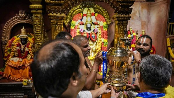 ஐபிஎல் வெற்றிக் கோப்பை..தி.நகர் ஏழுமலையான் கோவிலில் சிறப்பு பூஜை செய்த சென்னை சூப்பர் கிங்ஸ்
