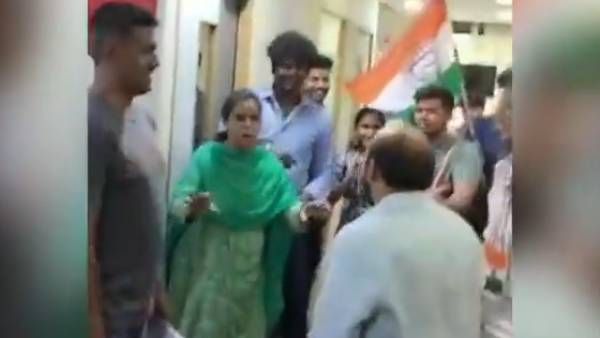 மரத்தில் இருக்கும் “மங்கி”.. வெளியே போ “சங்கி”.. டிரெண்டாகும் கர்நாடக காங்கிரசார் கொண்டாட்ட வீடியோ