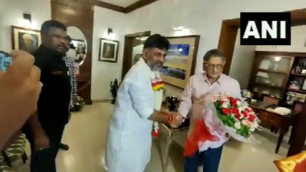 பாஜகவுக்கு போனாலும் சம்பந்தி வீடாச்சே.. எஸ்.எம். கிருஷ்ணா காலில் விழுந்து வாழ்த்து பெற்ற டிகேஎஸ்!