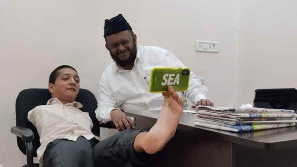 நம்பிக்கை! பேராசிரியர் ஜவாஹிருல்லா முன்பு காலை தூக்கி செல்பி எடுக்கும் 15 வயது சிறுவன்.. யார் இவர்?