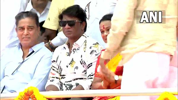 பிக்பாஸ் பேக்கை மாட்டிக்கொண்டு போன கமல்ஹாசன்.. கண்டுக்கவில்லையே டிகே சிவகுமார்.. என்னாச்சு?