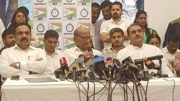 ராஜினாமா முடிவை திரும்பப் பெற்றார் சரத் பவார்.. உங்கள் அன்பு மெய்சிலிர்க்க வைக்கிறது என உருக்கம்!