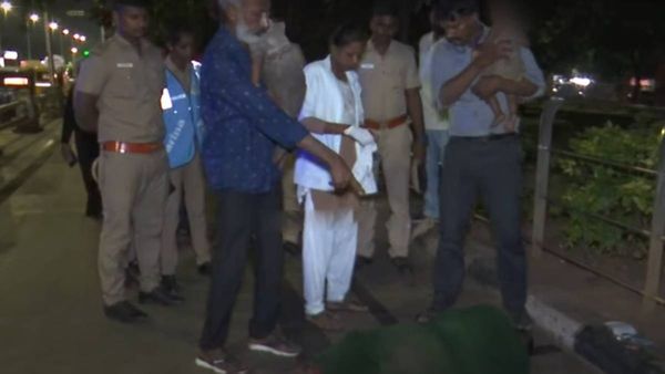 மெரினா கண்ணகி சிலை அருகே தலைக்கேறிய போதையில் பெண் மயக்கம்.. பசியால் அழுத சின்னஞ்சிறு குழந்தைகள்