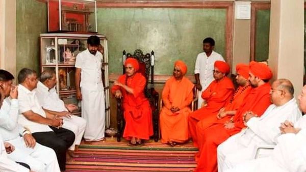 கர்நாடகா: பாஜகவுக்கு கடும் ஷாக்- காங்கிரஸுக்கு வாக்களிக்க வீரசைவ லிங்காயத் அமைப்பு வேண்டுகோள்!