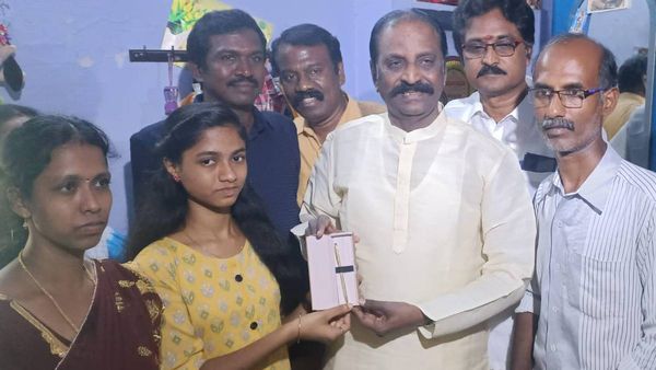 சொன்னதை செய்தார் வைரமுத்து.. திண்டுக்கல் சென்றார்.. நந்தினிக்கு தங்க பேனாவை பரிசாக தந்தார்!