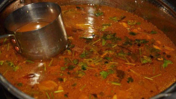 கொதிக்கிற ரசத்துல விழுந்ததும் என் புள்ளையின் வயிறு முழுசா வெந்துடுச்சே.. கதறி அழுத சதீஷின் தாய்