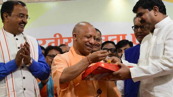 உ.பி.யில் பாஜக ருத்ரதாண்டவம்.. 17 மேயர் பதவிகளையும் கைப்பற்றியது.. டபுள் வெற்றி- பூரிக்கும் யோகி