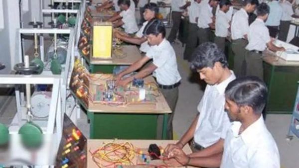 10ம் வகுப்பு, 12ம் வகுப்பு மாணவர்களே.. இந்த சான்ஸை மிஸ் பண்ணிடாதீங்க.. இன்றே கடைசி நாள்