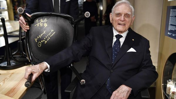 மின்சார வாகனங்களின் மாஸ்டர் மைண்ட்.. உலகத்தையே புரட்டி போட்ட.. விஞ்ஞானி ஜான் குட்எனஃப் காலமானார்