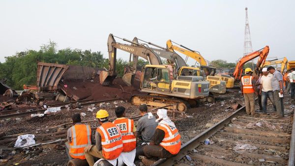 ரயில் பெட்டிகளுக்கு அடியில்.. அய்யோ கோரம்.. எத்தனை உடல்கள்.. தீயணைப்பு துறை அதிகாரி பகீர் தகவல்