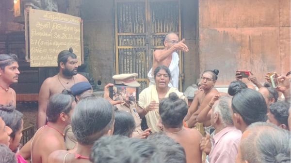 கனகசபையில் யாரும் ஏறக்கூடாது.. போர்டை அகற்றச் சென்ற அதிகாரிகளுடன் சிதம்பரம் தீட்சிதர்கள் வாக்குவாதம்