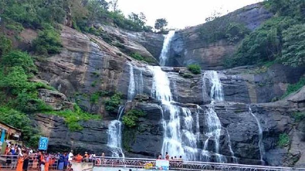 குற்றாலத்தில் கண்ணாமூச்சி காட்டும் அருவிகள்.. ஏமாறும் சுற்றுலாப்பயணிகள்.. வியாபாரிகள் வேதனை