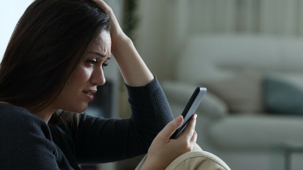 திடீர்னு உங்க மொபைல் செயலிழந்து விட்டதா? டோன்ட் வொர்ரி.. இதான் பிரச்சனை! எளிதாக தீர்க்க 4 டிப்ஸ்!