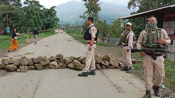 மணிப்பூரில் ராணுவத்தினரையே சுற்றிவளைத்த மக்கள்.. அசம்பாவிதத்தை தவிர்க்க 12 போராளிகள் விடுவிப்பு