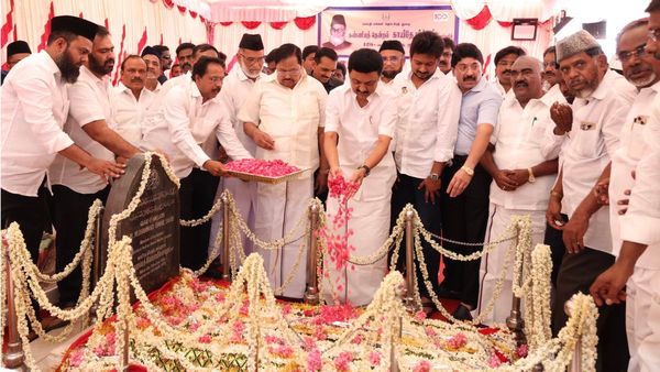 கண்ணியத் தென்றல் காயிதே மில்லத் 128வது பிறந்தநாள்! நினைவிடத்தில் மலர்போர்வை அணிவித்த ஸ்டாலின்!