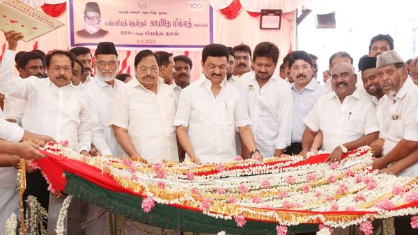 காயிதே மில்லத் நினைவிடத்தில் தயங்கி தயங்கி நின்ற உதயநிதி! கையை பிடித்து முன்னுக்கு இழுத்த தயாநிதி!