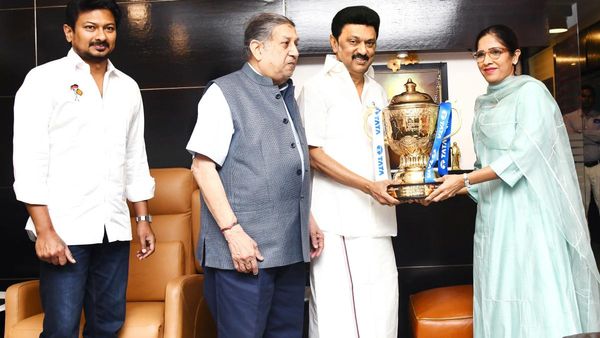 முதல்வர் ஸ்டாலின் கையில் சிஎஸ்கே அணியின் வெற்றிக்கோப்பை.. பார்த்ததும் கொடுத்த ஹேப்பி ரியாக்ஷன்!