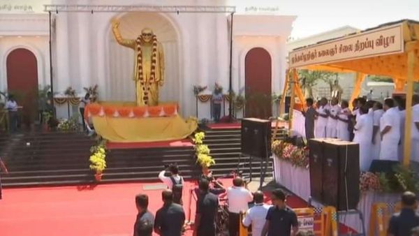 சேலத்தில் பிரமாண்டமாக நிறுவப்பட்ட கருணாநிதி சிலை.. திறந்து வைத்தார் முதல்வர் ஸ்டாலின்!