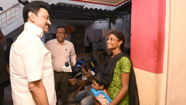 பூரித்துபோன ஸ்டாலின்.. கருணாநிதி கனவாச்சே! சிரித்த முகத்தோடு வரவேற்ற சேலம் சமத்துவபுரம் மக்கள்