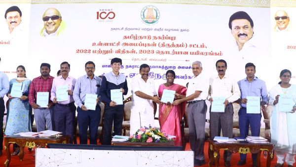 அங்க பாரு தூங்குறாரு அவரை எழுப்புயா! எந்த ஊர்யா நீ? அதிகாரியை காய்ச்சி எடுத்த அமைச்சர் கே.என்.நேரு!