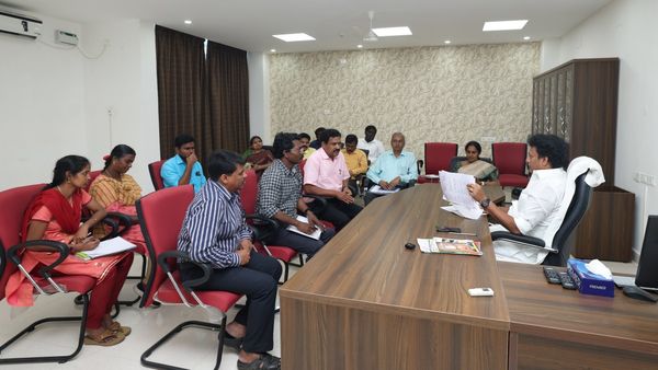 வேலைன்னு வந்துட்டா.. மதியம் 2.40 டூ இரவு 12.20! 9 மணி நேரமாக ஒரே இடத்தில் அன்பில் மகேஷ்