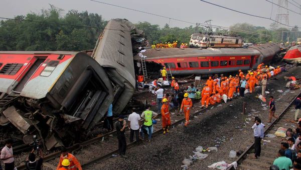  உலகை உலுக்கிய ஒடிஷா கோர ரயில்கள் விபத்தில் பலி எண்ணிக்கை 294 ஆக அதிகரிப்பு; 900 பேர் படுகாயம்