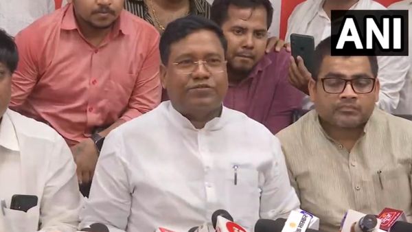 பீகார்: கட்சியையே ஆட்டைய போட பார்த்தாரு நிதிஷ்குமார்-அமைச்சர் பதவியை ராஜினாமா செய்த மாஞ்சி மகன்!