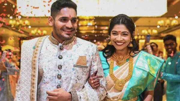 ஆஹா! தொழிலே வித்தியாசமா இருக்கே! யார் இந்த பள்ளி க்ரஷ்? சிஎஸ்கே துஷார் தேஷ்பாண்டே நிச்சயத்தார்த்தம்